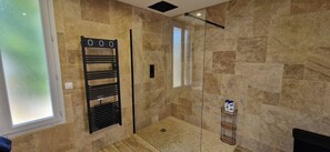 Dusche, kostenlose Toilettenartikel, Haartrockner, Handtücher