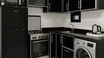 Een koelkast, een magnetron, een oven, een kookplaat