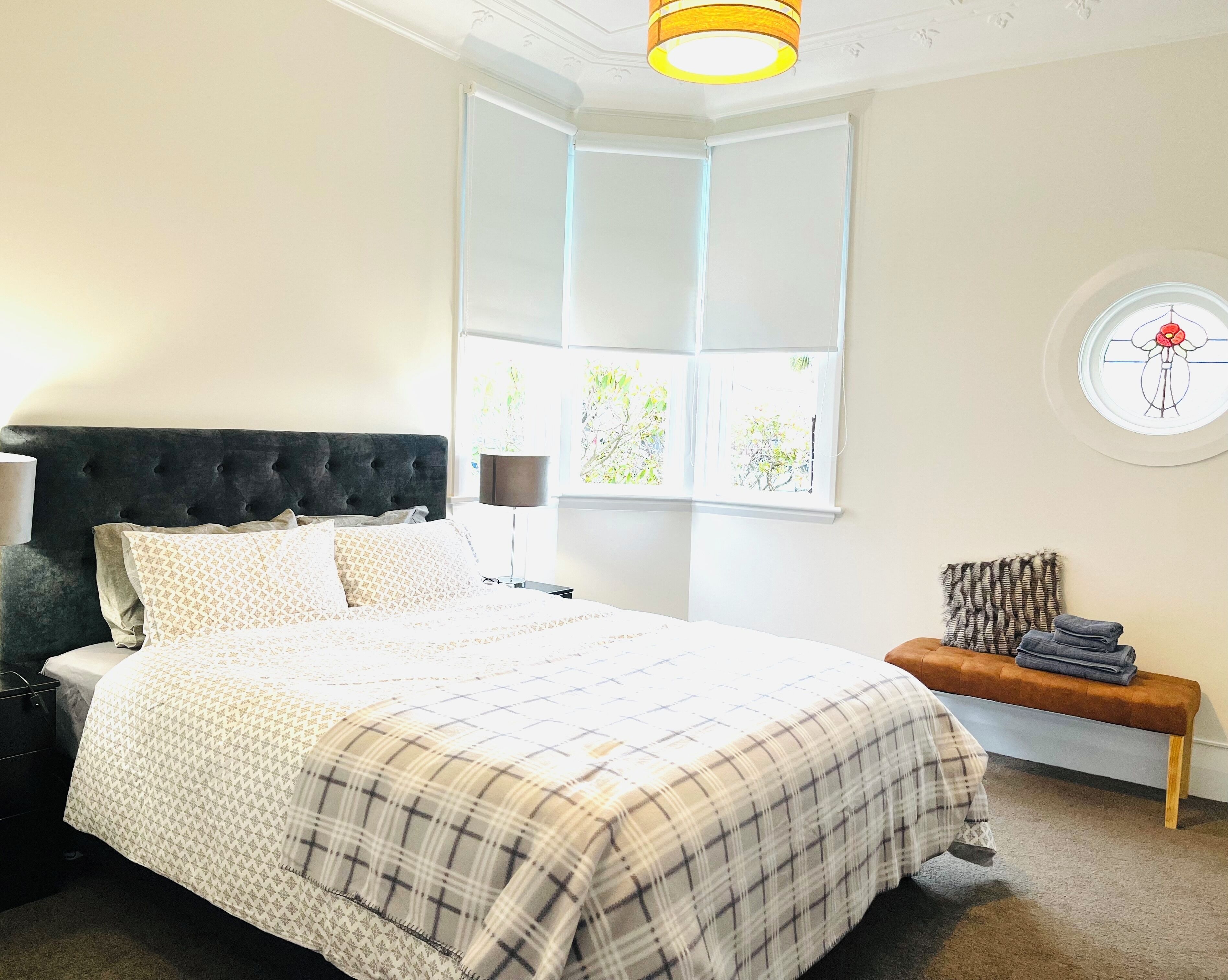 3 makuuhuonetta, työpöytä, äänieristys, silitysrauta/-lauta