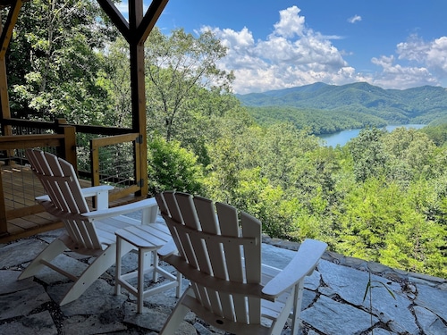 Lake cabin w/Mountain view, game room, & lake access, Sleeps 8, 3 King Bedrooms