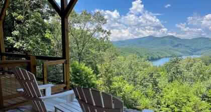 Lake cabin w/Mountain view, game room, & lake access, Sleeps 8, 3 King Bedrooms