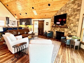 Una Smart TV, una chimenea, videojuegos, libros