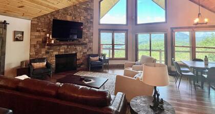 Lake cabin w/Mountain view, game room, & lake access, Sleeps 8, 3 King Bedrooms
