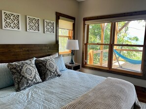 3 dormitorios, escritorio, tabla de planchar con plancha y cuna de viaje