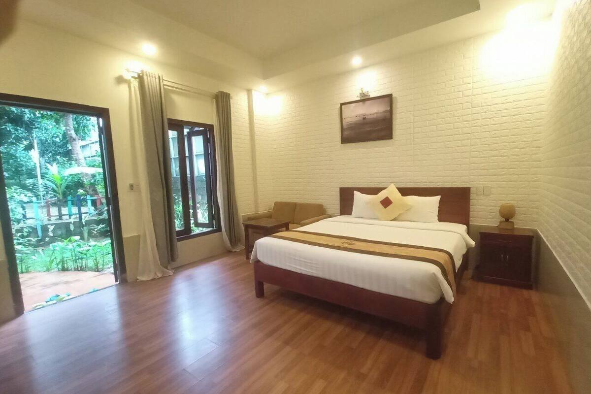 Deluxe Double Room | In-room safe, desk, iron/ironing board (on request), WiFi (free)