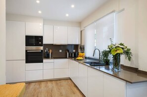 Kjøleskap, mikrobølgeovn, ovn og kokeplater