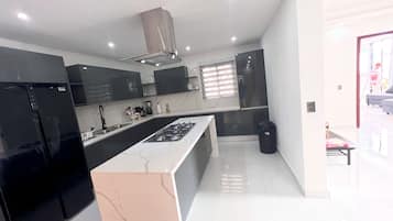 Lemari es, microwave, oven, dan pemanggang roti