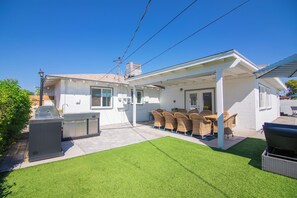 Outdoor dining - 10 minutes to Old Town! Heated pool, hot tub and game room (Scottsdale)