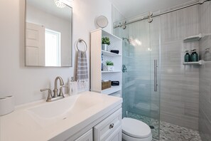 Shower, hair dryer, towels, soap - 10 minutes to Old Town! Heated pool, hot tub and game room (Scottsdale)