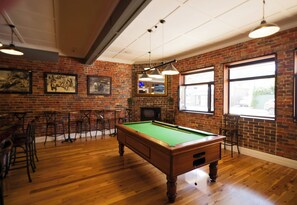 2 bars/lounges - Royal Hotel Guyra (Guyra)