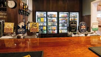 2 bars/lounges