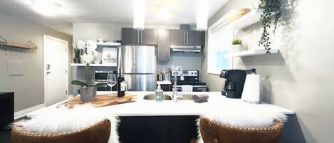 Jääkaappi, mikroaaltouuni, uuni, liesi