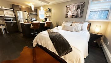 1 bedroom, desk, WiFi, bed sheets