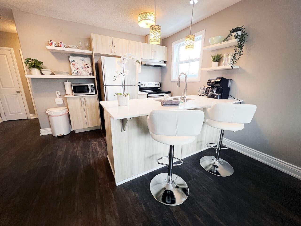 Een koelkast, een microgolfoven, een oven, een kookplaat