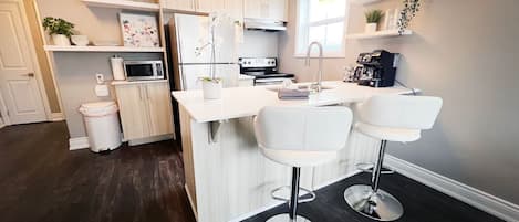 Geladeira, micro-ondas, fogão, cooktop