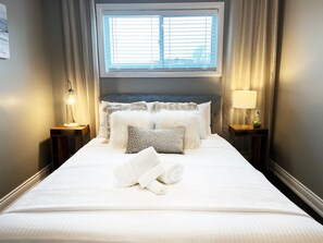 1 bedroom, desk, WiFi, bed sheets - Chic Stay in Wortley – Walk to Downtown & Parks (London)