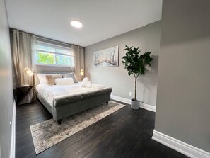 2 bedrooms, desk, WiFi, bed sheets