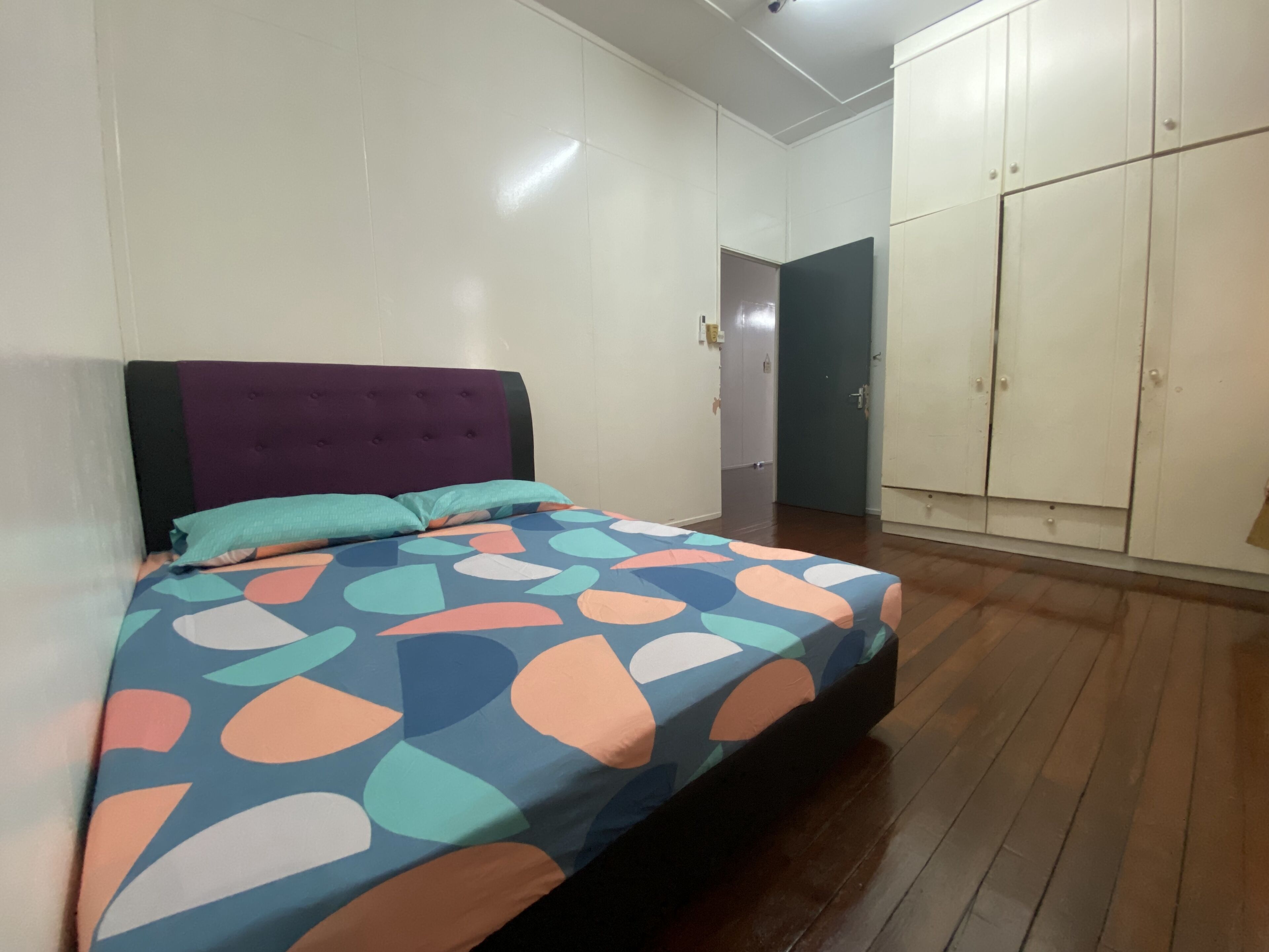 3 habitaciones, tabla de planchar con plancha, wifi y ropa de cama 