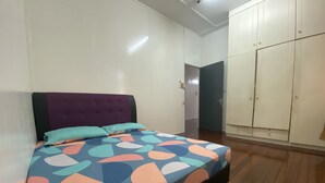 Un dormitorio con cama, armario y puerta.