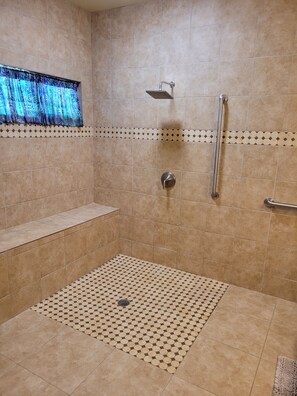 Dusche, Haartrockner, Bidet, Handtücher