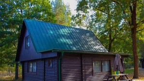 A cabin with a sloped roof, a picnic table, and a bench. - Kemp Stříbrný rybník by Interhome (Hradec Kralove)