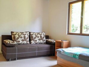 4 bedrooms, desk, WiFi