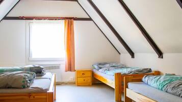 4 bedrooms, desk, WiFi