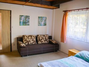 3 bedrooms, desk, internet