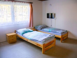 4 quartos, escrivaninha, acesso à internet