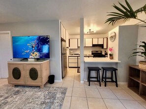 Fridge, microwave, oven, stovetop - Modern 1-Bedroom Island Getaway Near Downtown Kona (Kailua-Kona)