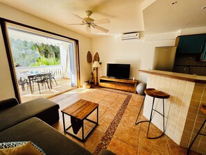 Smart TV - Le Palmier Bleu, Cocon Tropical, Plage & Piscines (Anse Marcel)