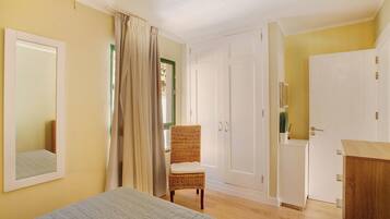 1 habitación, tabla de planchar con plancha, wifi gratis y ropa de cama