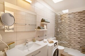 Een douche, een haardroger, handdoeken