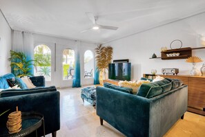 TV - Holiday Apartment 'Alba' close to the Beach with Shared Pool, Terrace & Wi-Fi (Xàbia)