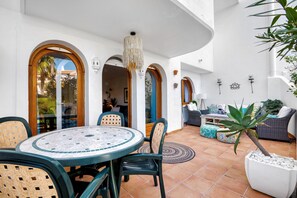 Outdoor dining - Holiday Apartment 'Alba' close to the Beach with Shared Pool, Terrace & Wi-Fi (Xàbia)