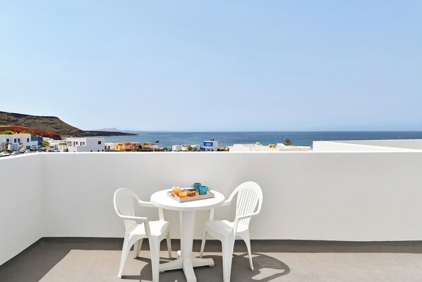 Outdoor dining - Vacation Home "Viviendas El Pescador - Timón" with Sea View, Private Terrace & Wi-Fi (El Golfo)