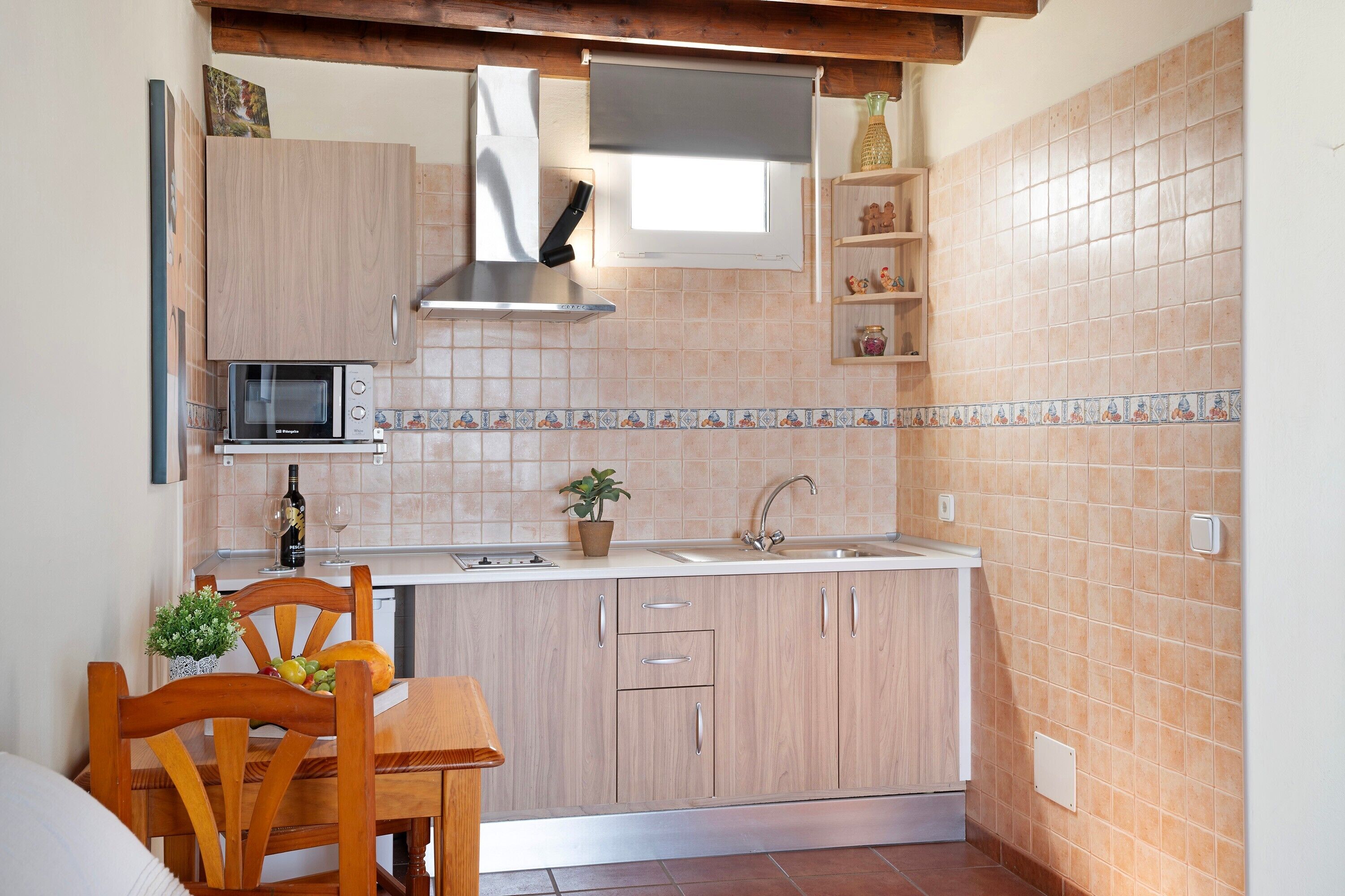 Jääkaappi, mikroaaltouuni, liesi, kahvin-/teenkeitin