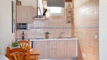 Jääkaappi, mikroaaltouuni, liesi, kahvin-/teenkeitin