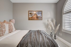 5 habitaciones, tabla de planchar con plancha, cuna de viaje y wifi 