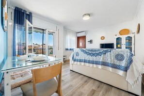 Interior - Apartment "Paul" with Private Terrace and Wi-Fi (Torredembarra)