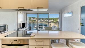 Una cocina moderna con una isla grande, microondas y horno empotrado.
