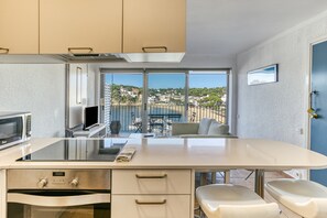 Refrigerador, microondas, horno, placa de cocina