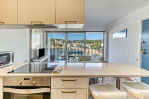 Jääkaappi, mikroaaltouuni, uuni, liesi