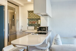 Frigorifero, microonde, forno, piano cottura