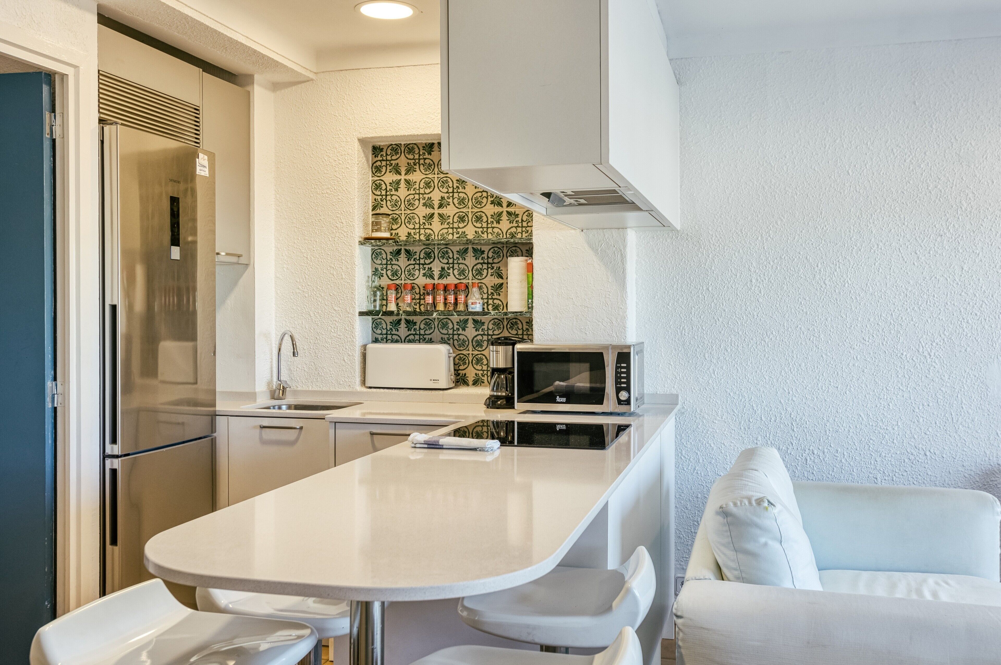 Kylskåp, mikrovågsugn, ugn och spishäll