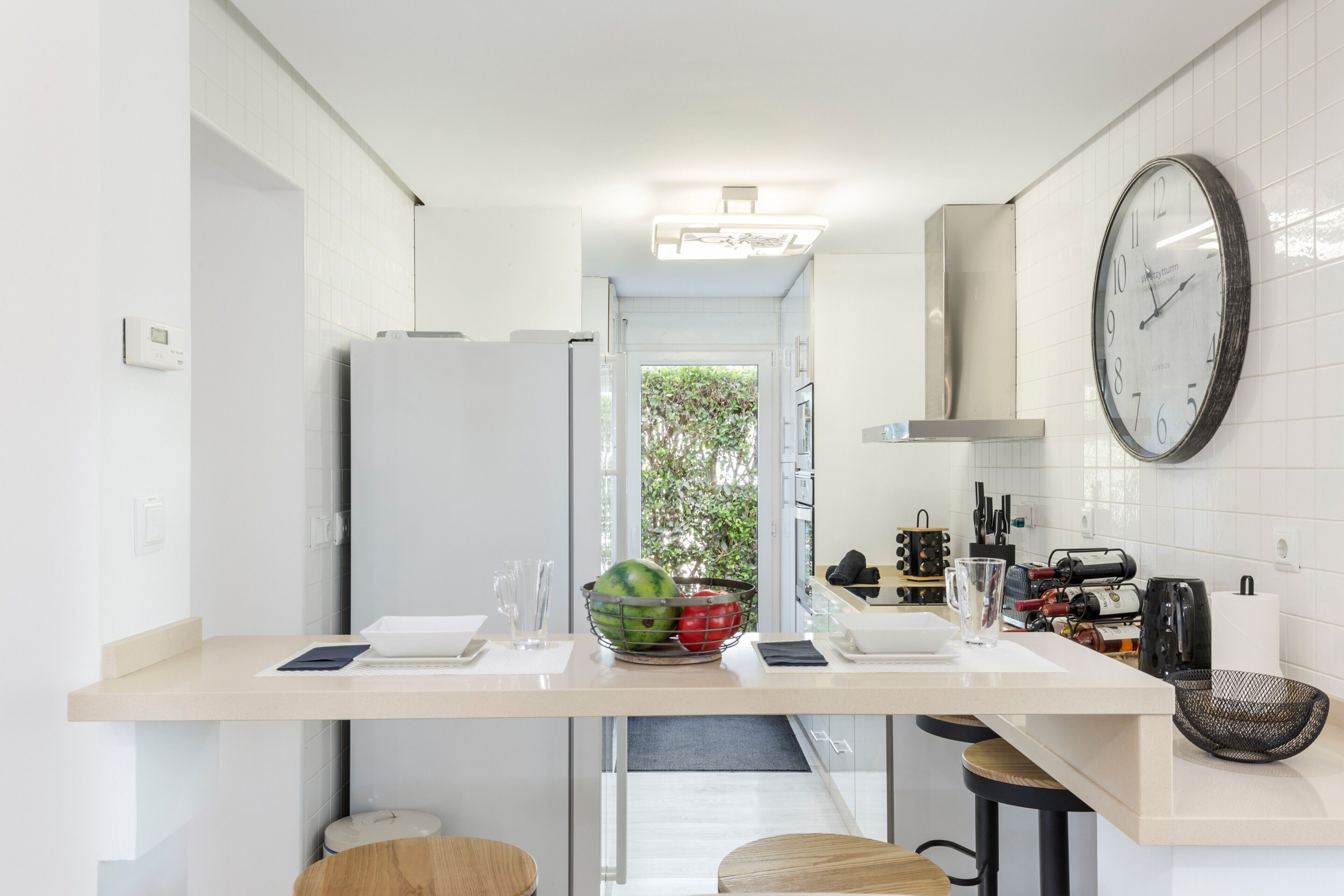 Een koelkast, een magnetron, een kookplaat, een vaatwasser