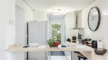 Een koelkast, een magnetron, een kookplaat, een vaatwasser