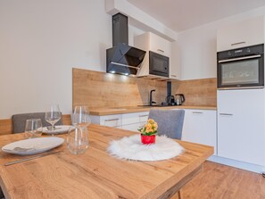 Fridge, microwave, oven, stovetop - Group accommodation in panoramic location (Mittersill)