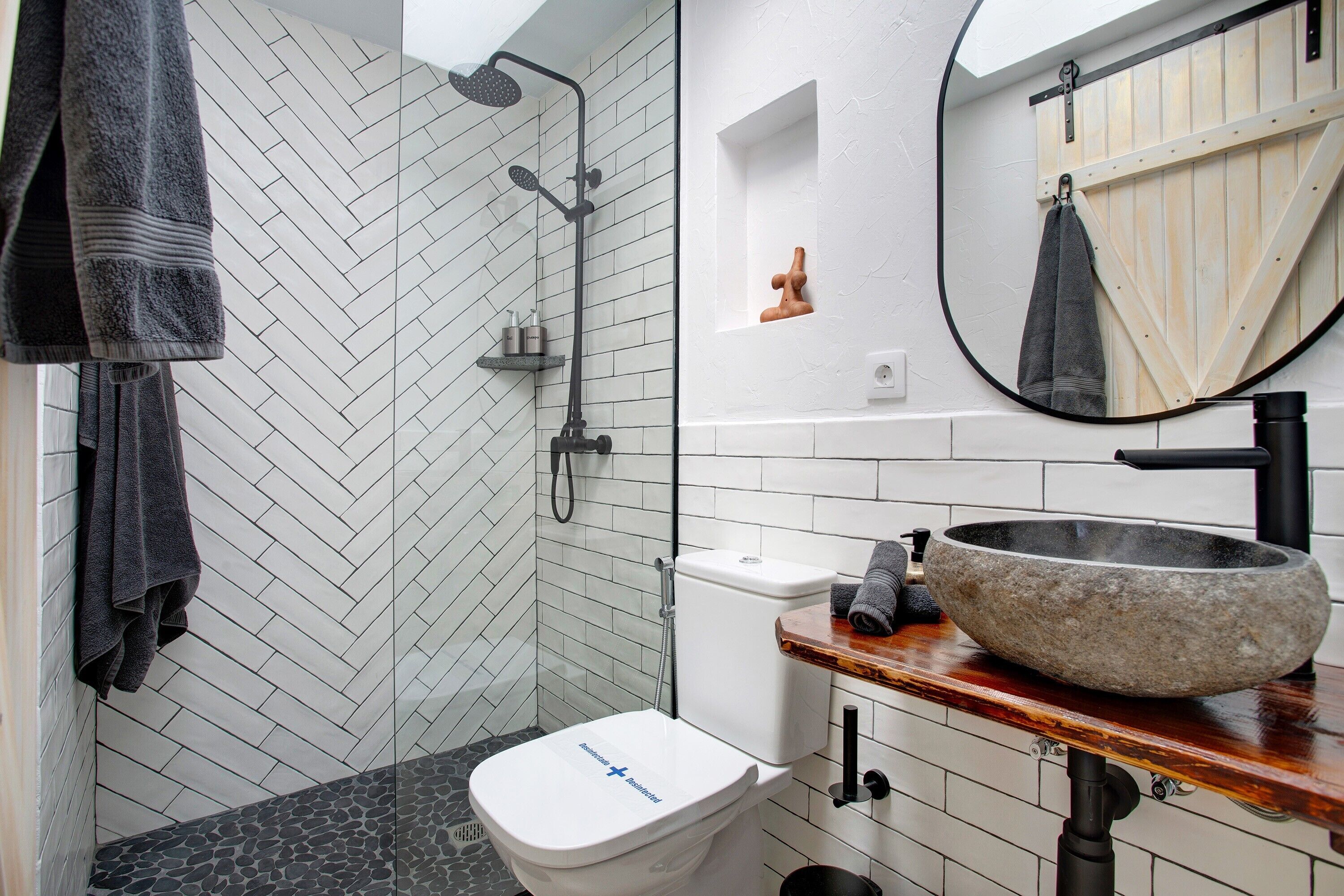 Een douche, een haardroger, handdoeken