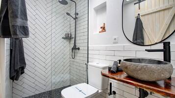 Een douche, een haardroger, handdoeken